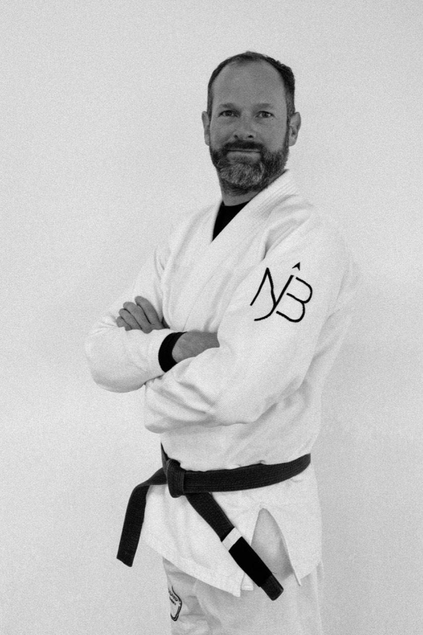 Coach Robin Heijl en gi blanc et ceinture brune