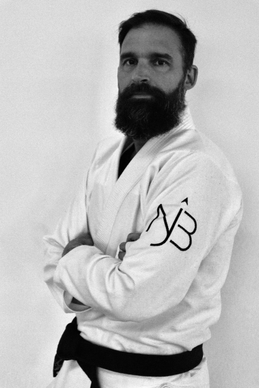 Professeur Dave Bedard en gi blanc et ceinture noire